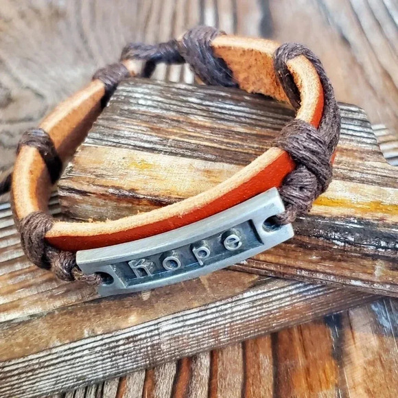 Handcrafted Hope Cowhide Leather Affirmation Bracelet - Picture 2 of 6